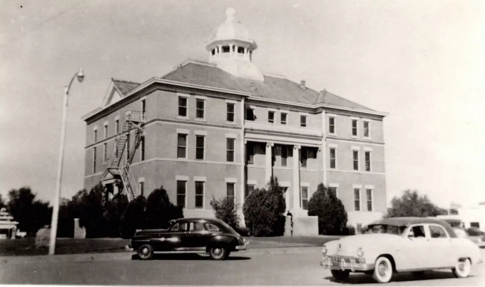 Courthouse in Quanah Texas in 1950s